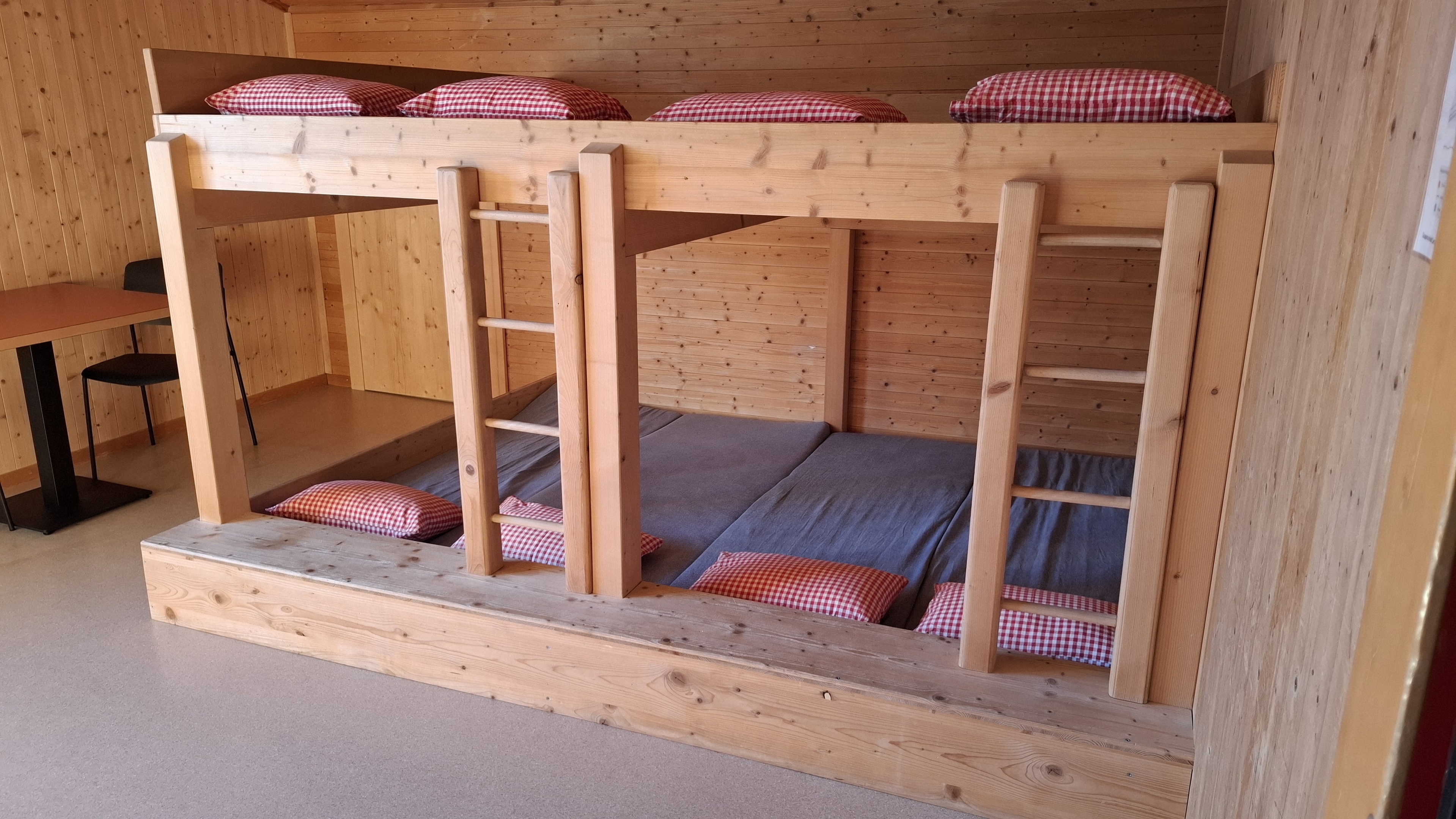 Schlafzimmer mit 8 Betten