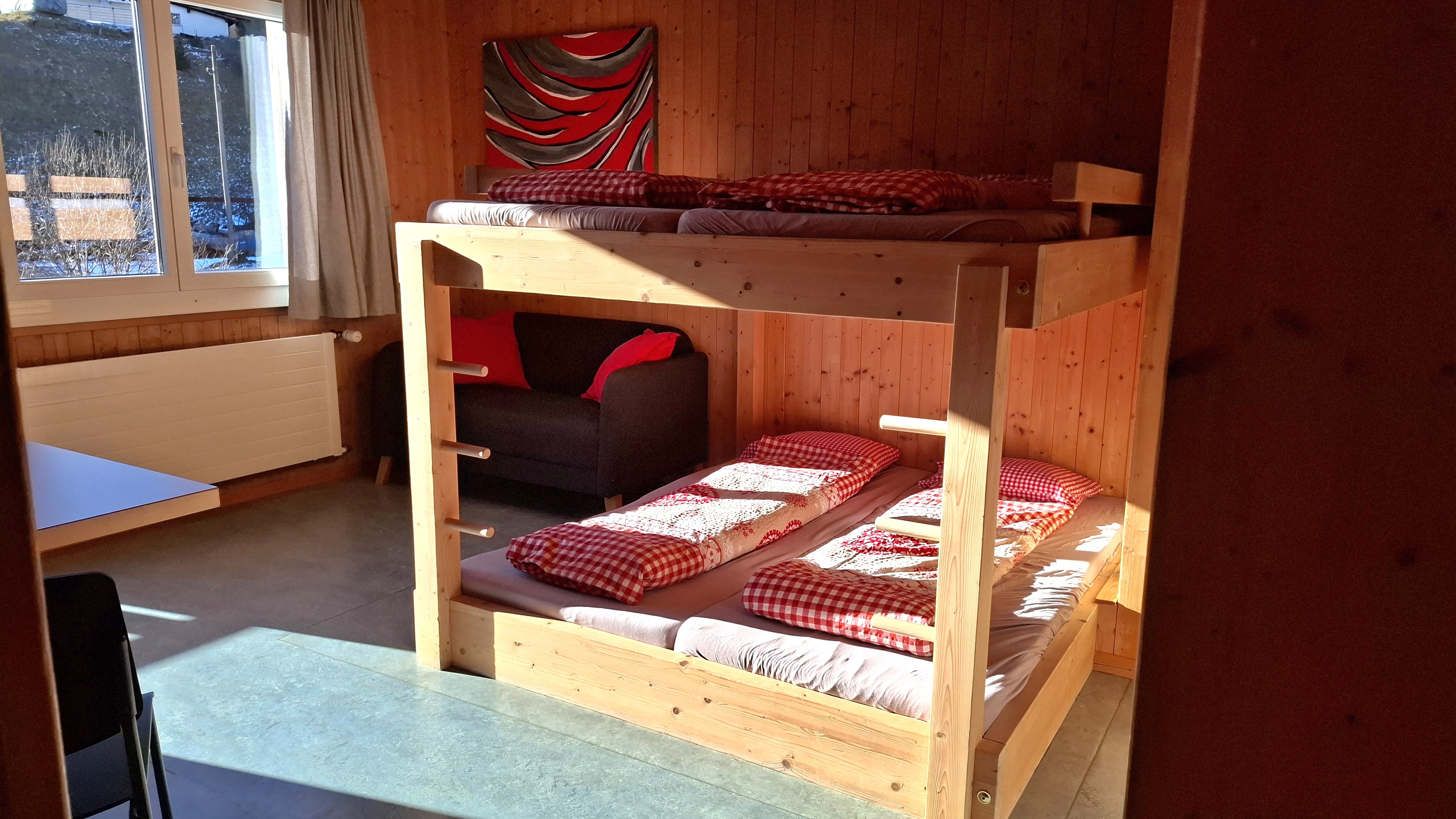 Schlafraum mit Etagenbett und Bettwäsche